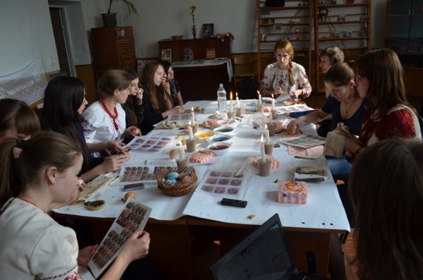Як у Луцьку вчилися малювати волинські писанки. ФОТО