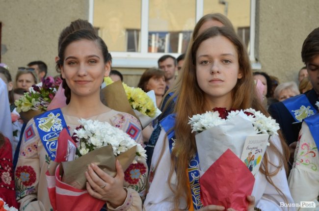 Школо, прощай: у луцькій школі №9 пролунав останній дзвоник. ФОТО