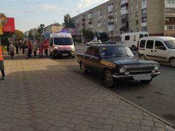 На Волині біля школи автомобіль збив жінку. ВІДЕО
