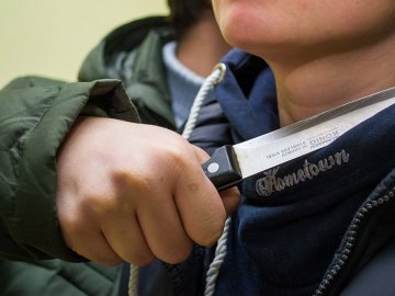 Приклав ніж до шиї: у Луцьку донецький рецидивіст ледь не зарізав неповнолітнього