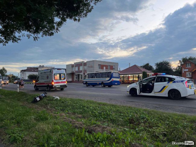 Біля Луцька неповнолітній мотоцикліст зіткнувся з легковиком. ФОТО