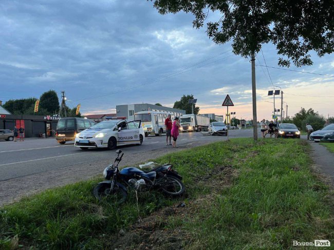 Біля Луцька неповнолітній мотоцикліст зіткнувся з легковиком. ФОТО