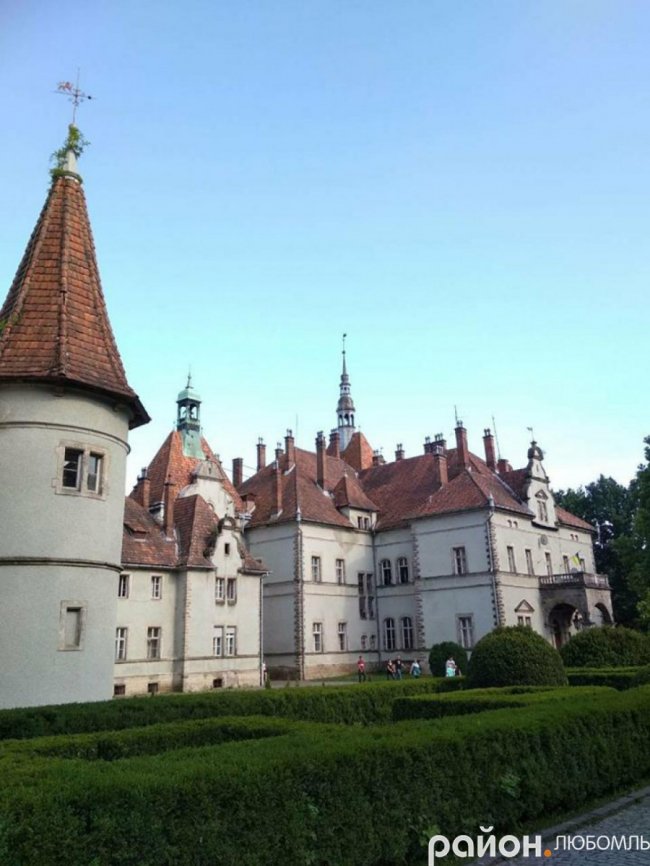 Любомльські дев'ятикласники проміняли випускні сукні на краєвиди у горах