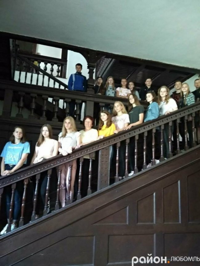 Любомльські дев'ятикласники проміняли випускні сукні на краєвиди у горах