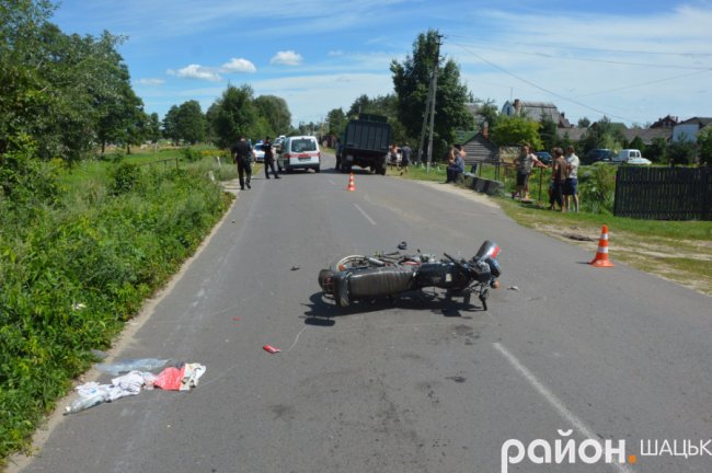 «П’яна» аварія в Шацьку: мотоцикл «врізався» у вантажівку