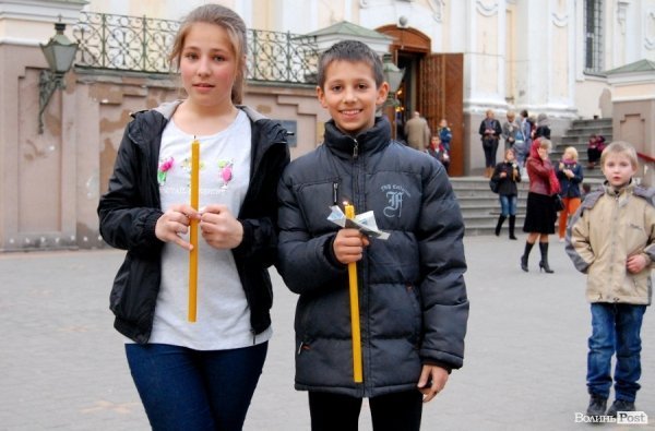 У Луцьку запалювали страсні свічки