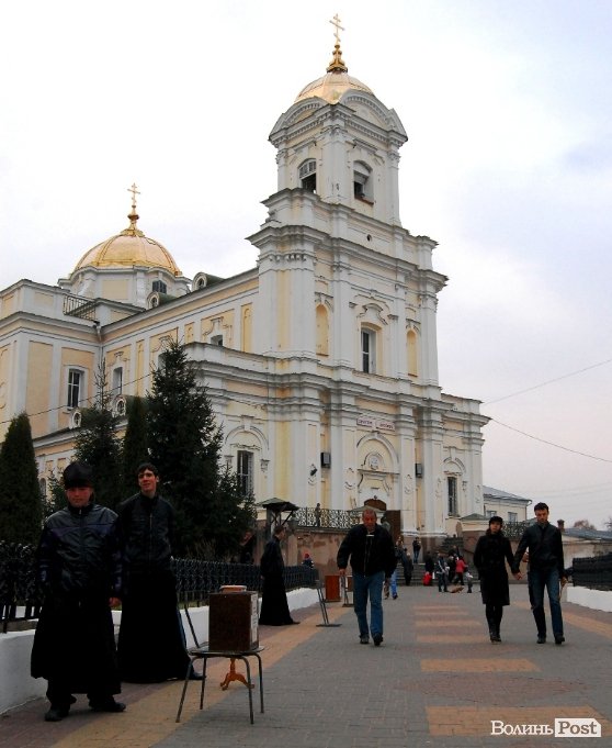 У Луцьку запалювали страсні свічки