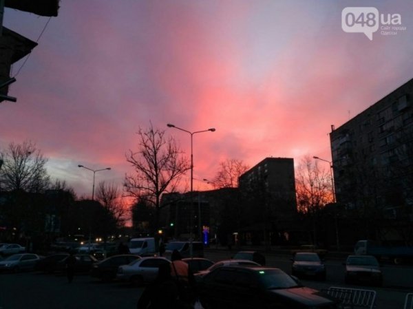 Палаюче небо: одесити сфотографували дивовижний захід сонця