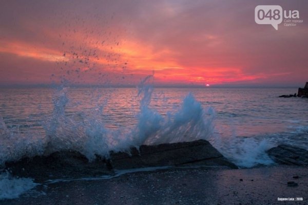 Палаюче небо: одесити сфотографували дивовижний захід сонця