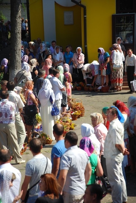 Як святили яблука та мед у луцькому Свято-Покровському храмі. ФОТО