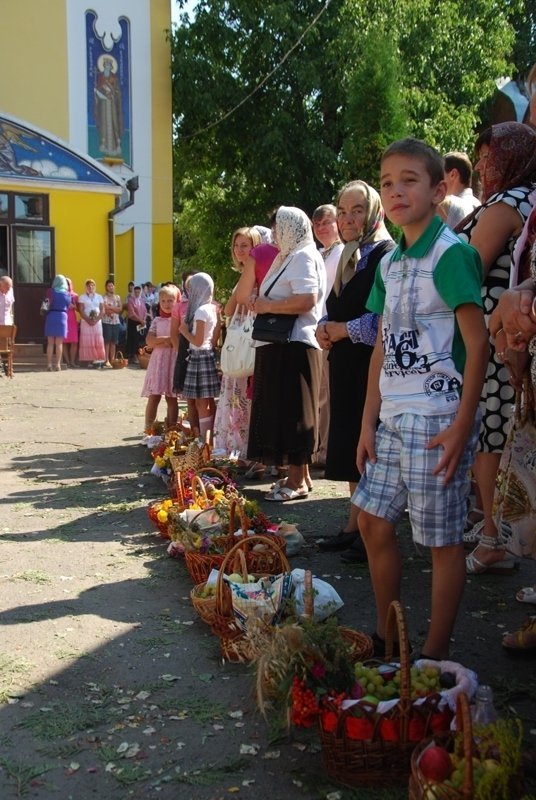 Як святили яблука та мед у луцькому Свято-Покровському храмі. ФОТО