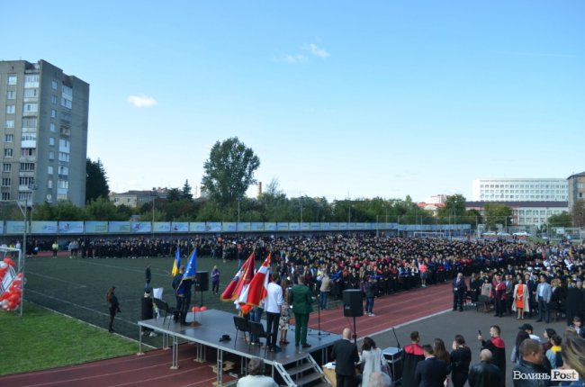 Першокурсників ВНУ імені Лесі Українки урочисто посвятили у студенти. ФОТОРЕПОРТАЖ