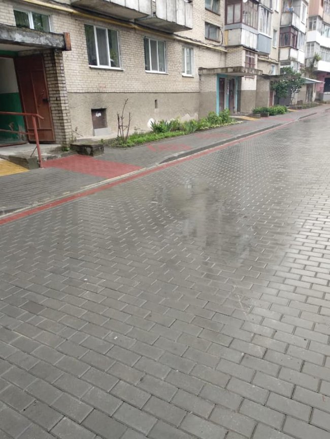 У Луцьку підрядник за свої гроші виправить невдалий ремонт дворів 