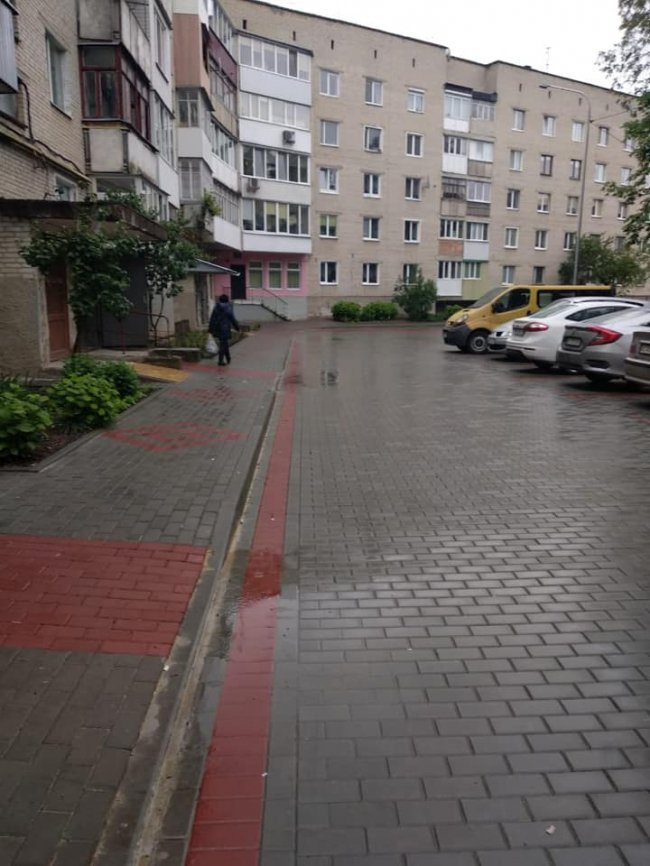 У Луцьку підрядник за свої гроші виправить невдалий ремонт дворів 