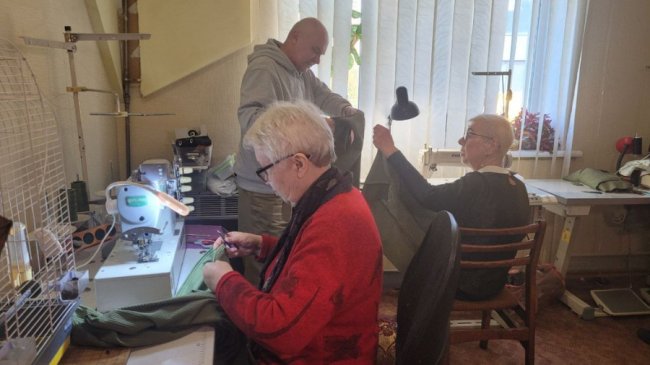 У Луцьку волонтери у квартирі шиють одяг для військових. ВІДЕО У Луцьку волонтери у квартирі шиють одяг для військових. ВІДЕО