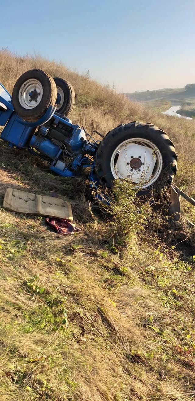 На Рівненщині важкотравмований водій ніч пролежав в понівеченому тракторі. ФОТО