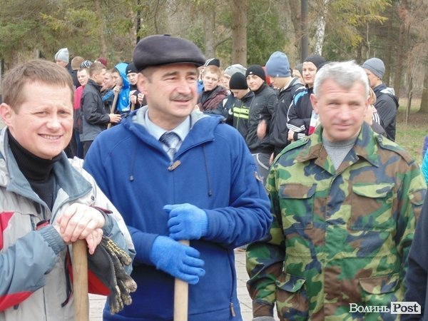 Як мер Луцька з студентами дерева садив. ФОТО