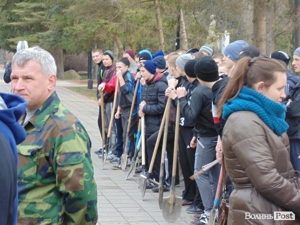 Як мер Луцька з студентами дерева садив. ФОТО
