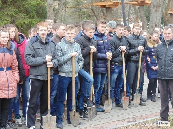 Як мер Луцька з студентами дерева садив. ФОТО