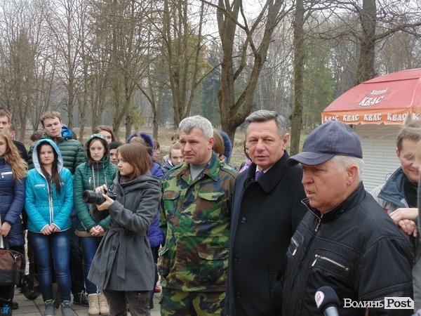 Як мер Луцька з студентами дерева садив. ФОТО