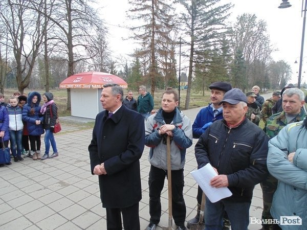 Як мер Луцька з студентами дерева садив. ФОТО