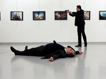 З’явилося повне відео вбивства російського посла