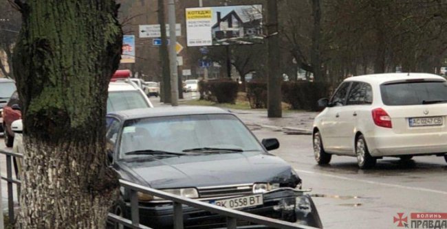 Біля Центрального ринку – аварія: зіткнулися дві автівки. ФОТО