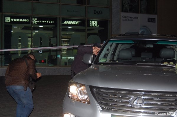 В Луцьку на стоянці біля торгового центру  стався вибух. ФОТО