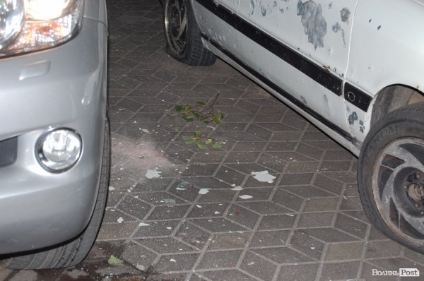 В Луцьку на стоянці біля торгового центру  стався вибух. ФОТО