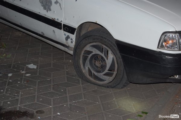 В Луцьку на стоянці біля торгового центру  стався вибух. ФОТО