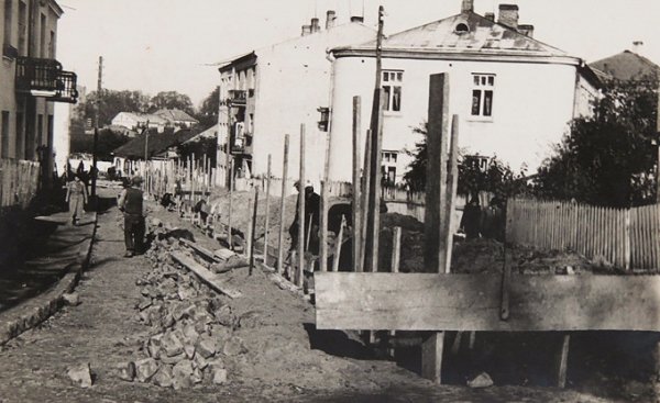 Прокладання водогону на теперіщній вулиці Бойка у тридцятих. Копія з архіву підприємства 