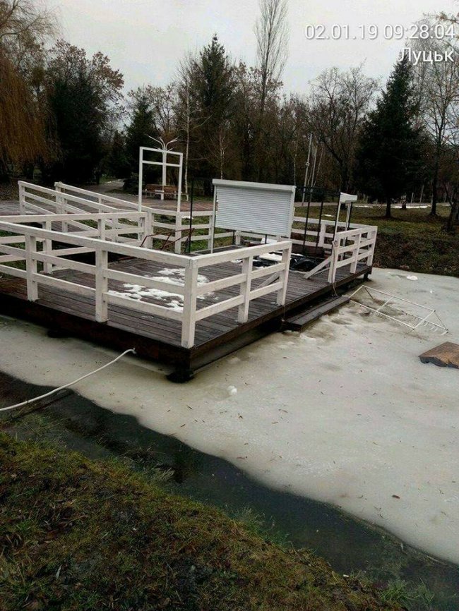 Смітники — в канаві: у луцькому парку похуліганили вандали. ФОТО