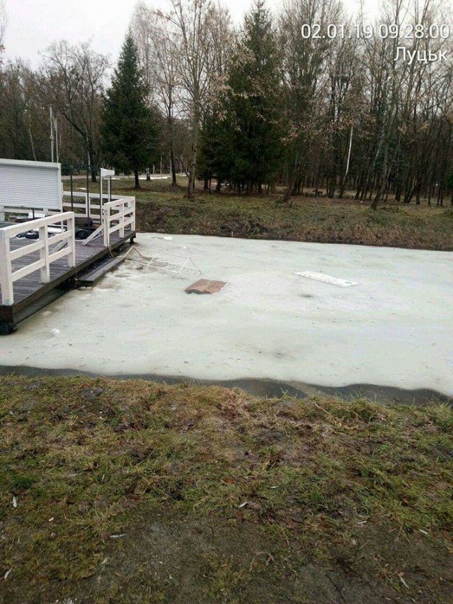 Смітники — в канаві: у луцькому парку похуліганили вандали. ФОТО