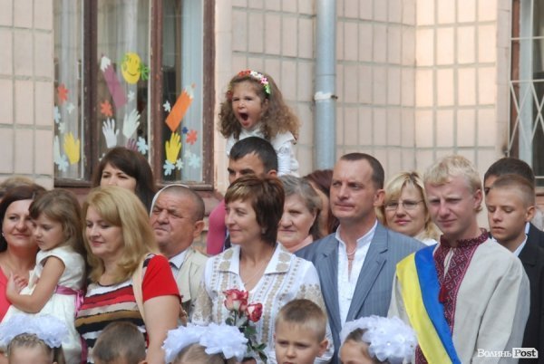 Перший дзвоник у  «найкращій луцькій школі». ФОТО