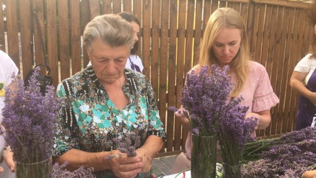 У монастирі на Волині плели лавандові вінки, щоб допомогти військовим. ФОТО. ВІДЕО