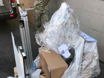 На волинській митниці серед медапаратури виявили «зайвий» вантаж. ФОТО