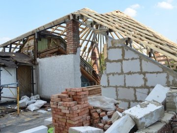 Лучани бояться, що їхні будинки зруйнує будівництво по-сусідству. ФОТО