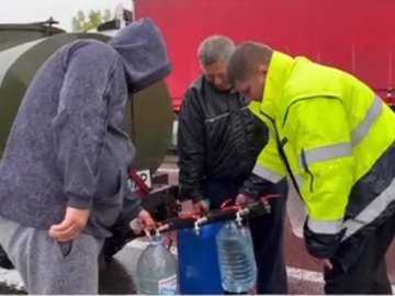 Волиняни возять воду далекобійникам, які стоять у довжелезній черзі перед «Ягодином»