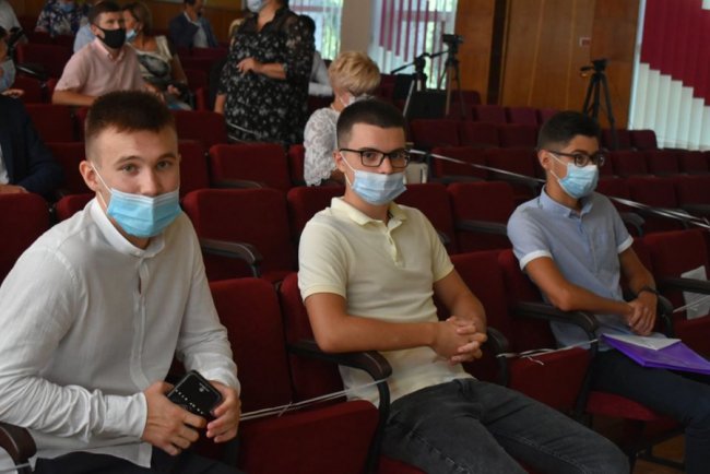 Волинським випускникам, які склали ЗНО  на 200 балів, подарували планшети