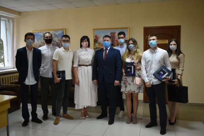 Волинським випускникам, які склали ЗНО  на 200 балів, подарували планшети