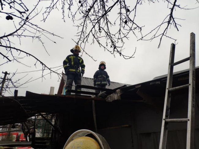 Луцькі пожежники винесли з палаючої будівлі газовий балон, щоб уникнути вибуху. ФОТО 