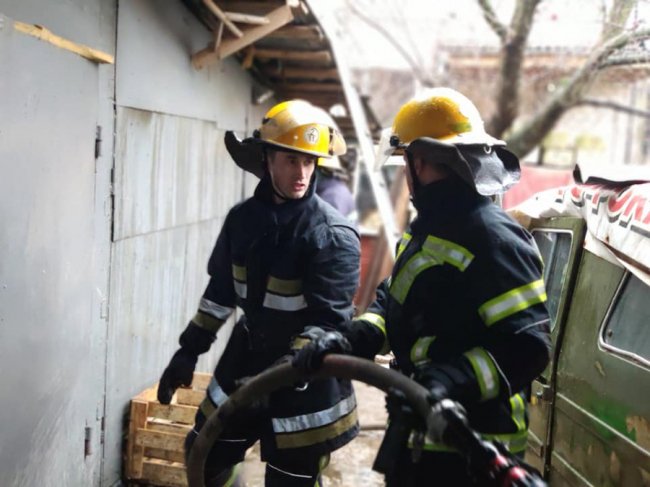 Луцькі пожежники винесли з палаючої будівлі газовий балон, щоб уникнути вибуху. ФОТО 