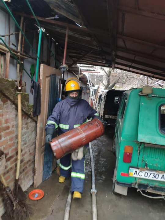 Луцькі пожежники винесли з палаючої будівлі газовий балон, щоб уникнути вибуху. ФОТО 