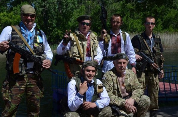 Вишиванки одягнули і на передовій. ФОТО