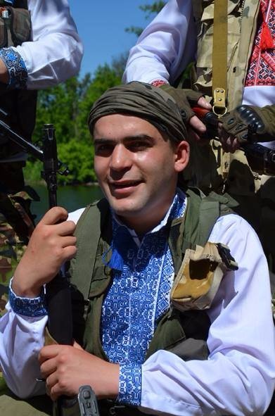 Вишиванки одягнули і на передовій. ФОТО