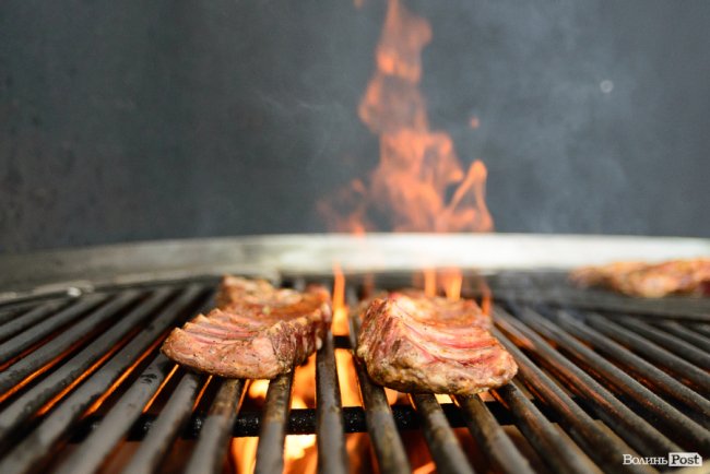 У Луцьку запрацювала перша реберня, де готують просто на вогні. ФОТО*