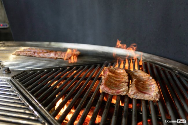 У Луцьку запрацювала перша реберня, де готують просто на вогні. ФОТО*