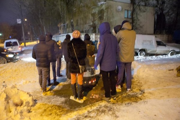 В облозі Автомайдану: у Луцьку ВВшникам заблокували виїзд з частини. ФОТО