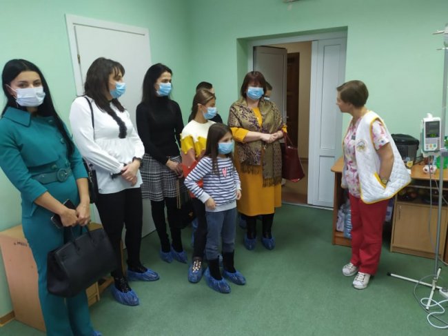 Учні Рованцівської школи подарували меблі онкогематологічному центру