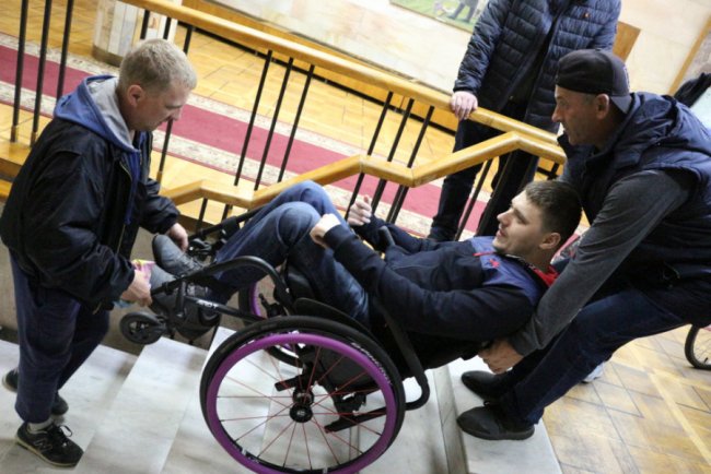 Без сторонньої допомоги ніяк: луцький  драмтеатр виявився непристосованим для людей на візках